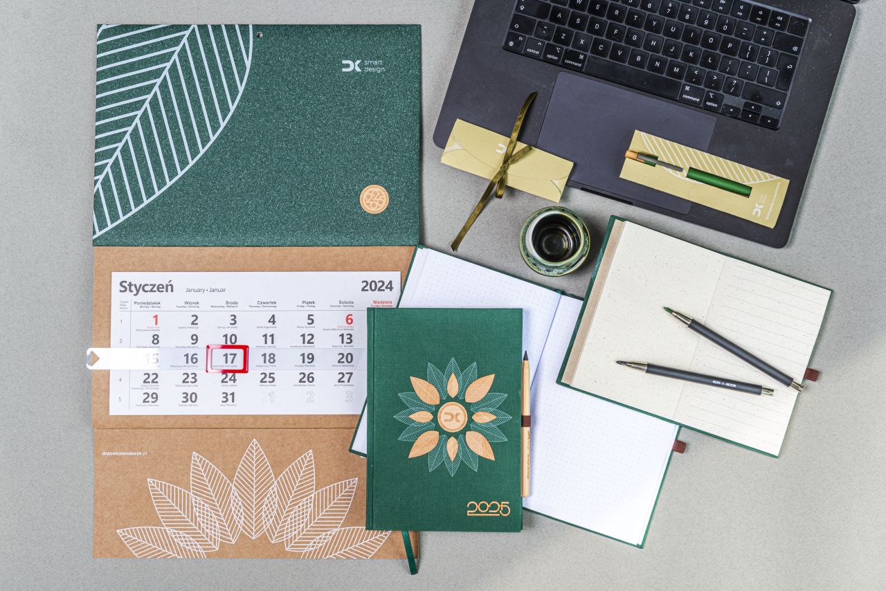 Kalendarze trójdzielne 2026 czyli budowanie wizerunku na wysokości wzroku